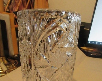 A11 beautiful 24% lead crystal pinwheel flowers vase clear glass  8" inches by 4" inches at the top