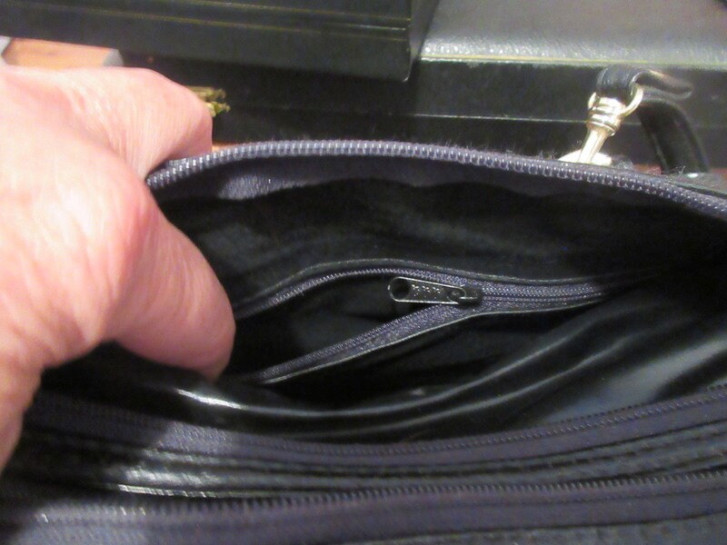 22R Bag Purse Classic VR Red Black White Size 11