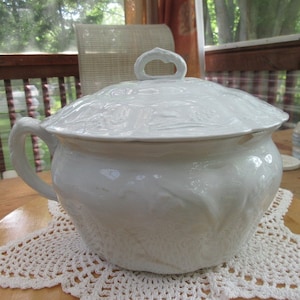 322 chamber pot bowl lidded  pottery ceramic Alfred Meakin 8.5 wide.