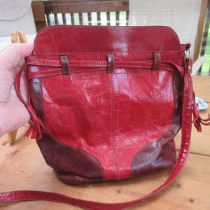 Sac à main vintage 45 en cuir rouge et marron 25 cm de large 23 cm de haut, bandoulière pliée de 35 cm (14 po.)
