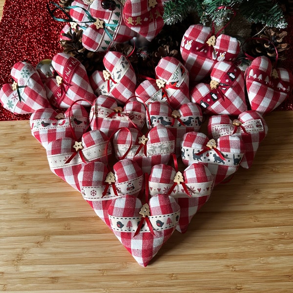 Décorations de coeur de Noël en tissu faites à la main - Décorations d’arbre de Noël - Tissu Gingham rustique rouge