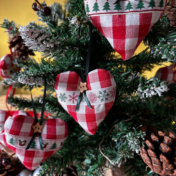 Décorations de coeur de Noël en tissu faites à la main - Décorations d’arbre de Noël - Tissu rustique Gingham - Ruban rouge et vert