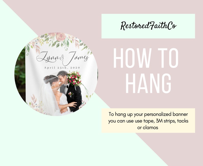 Pu&ograve; includere: Uno sfondo da matrimonio bianco con un design floreale e una foto di una coppia. Lo sfondo ha il testo "Lynn & James" e "April 25th, 2020". Sono incluse istruzioni su come appendere lo sfondo: "Per appendere il tuo banner personalizzato, puoi usare nastro adesivo, strisce 3M, puntine da disegno o morsetti."