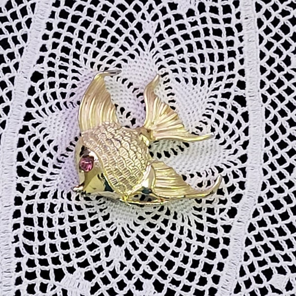 Vintage Gold tone Angel Fish Brooch with a Pink Eye Fair condition