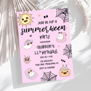 Può includere: Un invito rosa per una festa "Summerween" con illustrazioni di sole, fantasma, gatto e teschio. Celebra l'11° compleanno di Shannon il 26 luglio alle 16:00. RSVP a Louanne.