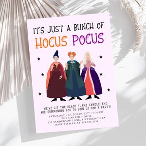 Könnte beinhalten: Eine rosafarbene Einladungskarte mit einer Grafik der drei Sanderson-Schwestern aus dem Film Hocus Pocus. Der Text lautet "It's just a bunch of Hocus Pocus. We've lit the black flame candle and are summoning you to join us for a party! Saturday, October 23rd, 7:30 PM. The Carter House, 321 Sanderson Lane, Pittsburgh PA. RSVP to Max at 555.555.5555."