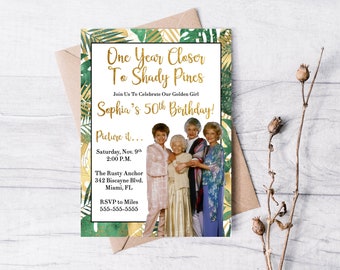 Könnte beinhalten: Eine Geburtstagseinladung mit tropischem Thema. Die Einladung zeigt ein Foto von vier Frauen mit dem Text "One Year Closer To Shady Pines" und "Sophia's 50th Birthday!" in goldenen Lettern. Die Einladung enthält auch das Datum, die Uhrzeit und den Ort der Party.