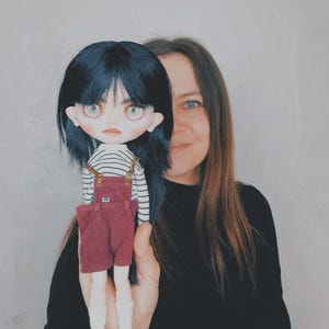 カスタムブライスOOAK、歯の彫刻、耳付きのモデリングフェイス、黒髪、Alinariによるアートドール、詳細なメイクアップ