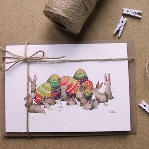 Tarjeta de felicitación de Pascua "Huevos de Pascua y conejos"