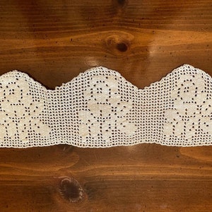 Beautiful Rose Crochet 57&quot; inch Border of Cream Edging.