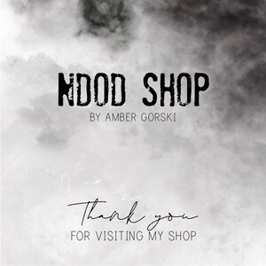 Pu&ograve; includere: Un'immagine in bianco e nero con uno sfondo ad acquerello. Il testo "NOD SHOP BY AMBER GORSKI" &egrave; in grassetto, in nero. Il testo "Grazie per aver visitato il mio negozio" &egrave; in corsivo.