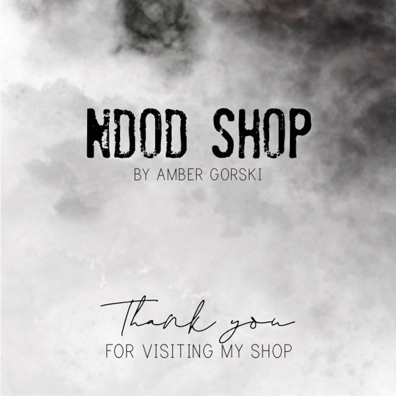 Pu&ograve; includere: Un'immagine in bianco e nero con uno sfondo ad acquerello. Il testo "NOD SHOP BY AMBER GORSKI" &egrave; in grassetto, in nero. Il testo "Grazie per aver visitato il mio negozio" &egrave; in corsivo.