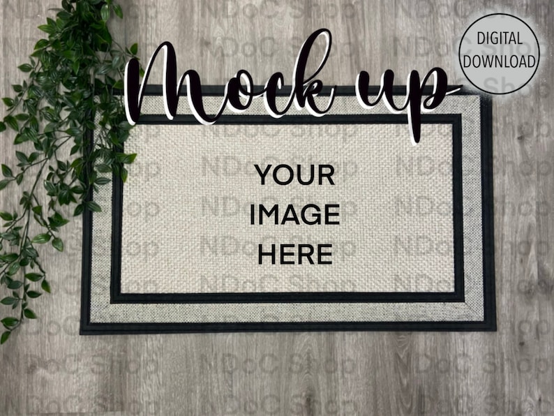 Pu&ograve; includere: Un tappetino bianco per la porta con bordo nero e il testo "Mock Up" in scrittura corsiva nera. Il testo "Your Image Here" &egrave; anche stampato in nero sul tappetino.