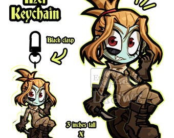 以下が含まれることがあります： 水色の肌、赤い目、茶色の髪をしたキャラクターが描かれたMelキーホルダー。ベージュの服と暗い色のブーツを着用し、小さなナイフを持っています。黒い留め具付きで、高さ7.62cm、幅4.32cmです。
