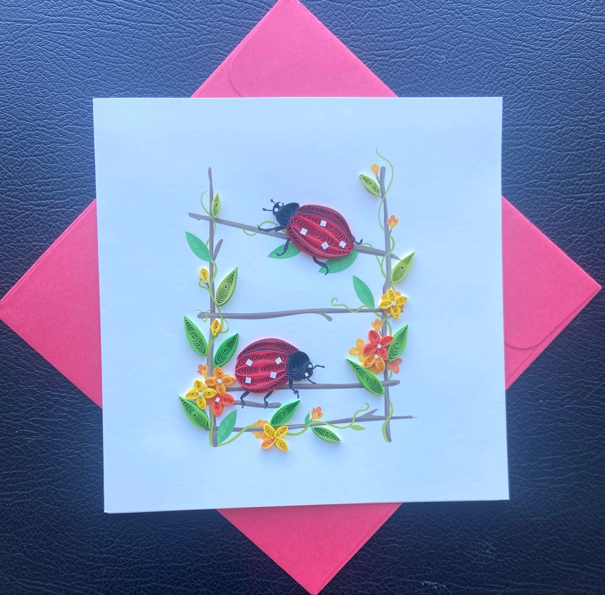 Afie 68-1039-B - Biglietto con busta, motivo: coccinella in legno, dipinto a mano in rosso, 13 campanelle bianche, 1° mese di mazzo di fiori, festa, primavera, colore: Blu cielo