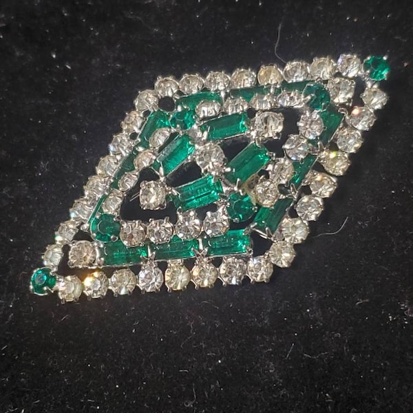 Sweet Vintage Art Deco Diamond Shaped Amazing Emerald Rhinestone Brooch 2 7/8" (EFT2)