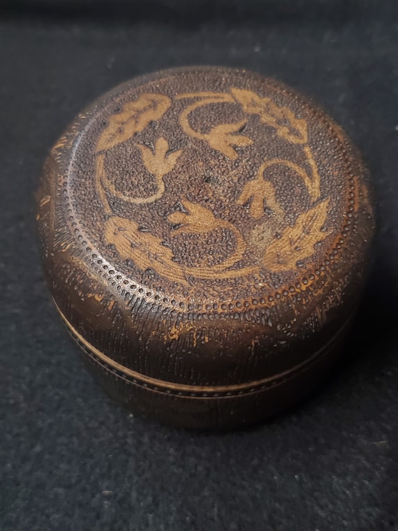 Early hand carved wooden Box (Gb3)