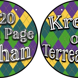 Puede incluir: Dos adornos redondos con un patr&oacute;n de diamantes en verde, morado y dorado. Uno dice "2020 Royal Page Nathan" y el otro "Krewe of Terreanians". Ambos tienen texto blanco con contorno negro.