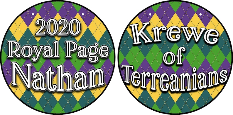 Puede incluir: Dos adornos redondos con un patr&oacute;n de diamantes en verde, morado y dorado. Uno dice "2020 Royal Page Nathan" y el otro "Krewe of Terreanians". Ambos tienen texto blanco con contorno negro.