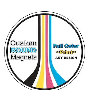 Puede incluir: Im&aacute;n redondo con el texto "Custom ROUND Magnets" en negro y azul. Las palabras "Full Color Print" est&aacute;n en azul y amarillo. El dise&ntilde;o incluye rayas verticales negras, amarillas, rosas y azules.