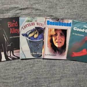 Może przedstawiać: Cztery książki w miękkiej oprawie o tematyce kryminalnej i detektywistycznej. Tytuły to m.in. "The Blind Alley", "The Lottery Winner", "Snowbound" i "The Wet Good-bye". Każda okładka zawiera ilustrację i nazwisko autora.