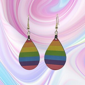 Pendientes de rayas arcoíris brillantes, joyas llamativas y coloridas, un regalo divertido y vibrante para ella, pendientes de arcoíris sublimados, pendientes del orgullo.