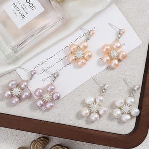 Orecchini di perle d'acqua dolce irregolari barocche / Design a petalo floreale / Orecchini a bottone in argento 925 con accenti di zircone / Design a petalo unico