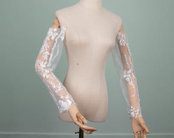 Brautärmel mit Blumenspitze: Schiere Hochzeits-Accessoire aus Tüll
