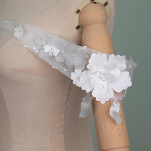 Mangas de tule com ombros à mostra com flores 3D, pérolas e lantejoulas | Mangas removíveis para noivas | Acessórios românticos para vestidos de noiva Mangas para noivas