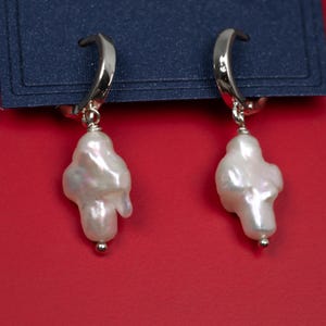 Boucles d&#39;oreilles pendantes croisées avec perles baroques : crochets en argent sterling