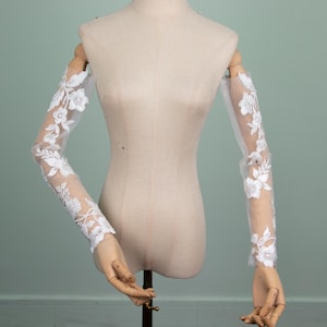 Wedding Lace Sleeves, Lace Ivory Fingerless Gloves, Lace Wedding Sleeves, Personalized Wedding Sleeves, Chantilly Lace Sleeves,Ivory sleeves