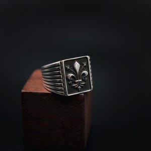 Fleur de Lis Oxidized Silver Ring for Men – Handmade 925 Sterling Silver, Vintage Gothic Style, Unique Symbolic Statement Jewelry Gift
