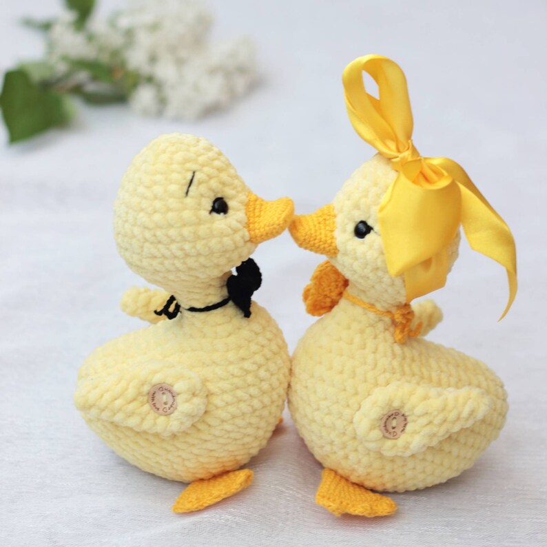 Вязаные утята крючком. Вязаный селезень. Вязаная уточка игрушка. Вязаная уточка игрушка. Вязаные игрушки утята.