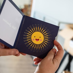Tarjeta de felicitación emergente Hola sol