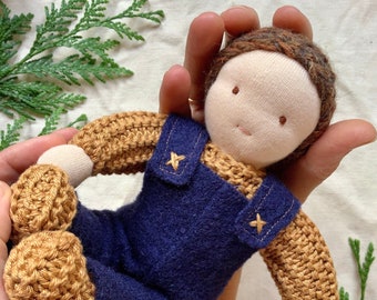 Niño muñeca Waldorf, cabello castaño, muñeca de punto, regalo de cumpleaños hecho a mano para niño, juguete suave para niño pequeño, primera muñeca, juguete ecológico natural.