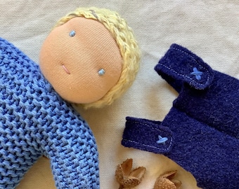 Muñeca Waldorf niño pelo rubio, muñeca de punto, regalo de Navidad hecho a mano para niño, juguete suave para niño pequeño, primera muñeca, juguete ecológico natural.