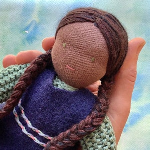 Muñeca Waldorf, muñeca negra, muñeca asiática, juguete suave Waldorf hecho a mano, muñeca inspirada en Waldorf de punto, muñeca para niños pequeños, juguete natural ecológico imagen 1