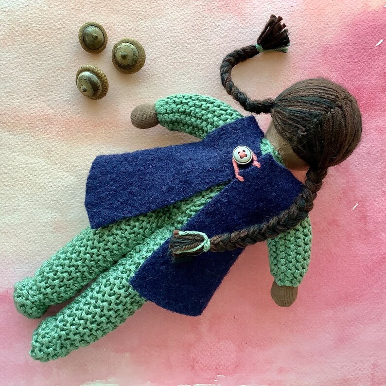 Muñeca Waldorf, muñeca negra, muñeca asiática, juguete suave Waldorf hecho a mano, muñeca inspirada en Waldorf de punto, muñeca para niños pequeños, juguete natural ecológico imagen 5