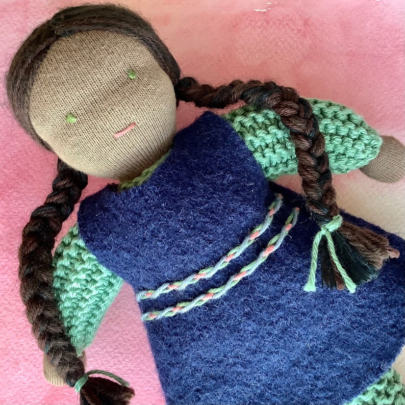 Muñeca Waldorf, muñeca negra, muñeca asiática, juguete suave Waldorf hecho a mano, muñeca inspirada en Waldorf de punto, muñeca para niños pequeños, juguete natural ecológico imagen 2