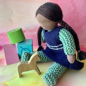 Muñeca Waldorf, muñeca negra, muñeca asiática, juguete suave Waldorf hecho a mano, muñeca inspirada en Waldorf de punto, muñeca para niños pequeños, juguete natural ecológico imagen 6