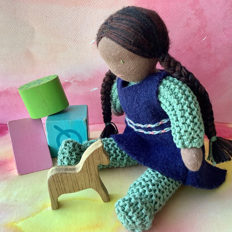 Muñeca Waldorf, muñeca negra, muñeca asiática, juguete suave Waldorf hecho a mano, muñeca inspirada en Waldorf de punto, muñeca para niños pequeños, juguete natural ecológico imagen 6