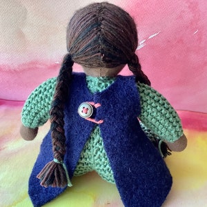 Muñeca Waldorf, muñeca negra, muñeca asiática, juguete suave Waldorf hecho a mano, muñeca inspirada en Waldorf de punto, muñeca para niños pequeños, juguete natural ecológico imagen 4