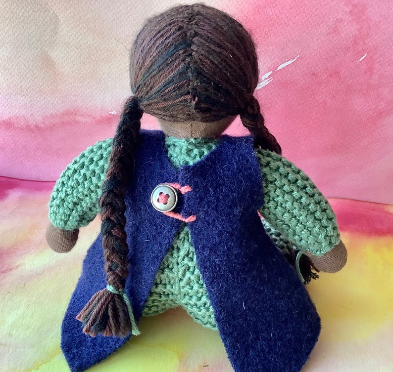 Muñeca Waldorf, muñeca negra, muñeca asiática, juguete suave Waldorf hecho a mano, muñeca inspirada en Waldorf de punto, muñeca para niños pequeños, juguete natural ecológico imagen 4