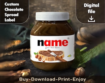 Può includere: Un'etichetta stampabile per un barattolo di crema al cioccolato. L'etichetta è bianca con un'illustrazione marrone e bianca di una fetta di pane con crema al cioccolato. L'etichetta ha anche il testo "name" in lettere rosse e le parole "your text here" in lettere nere.