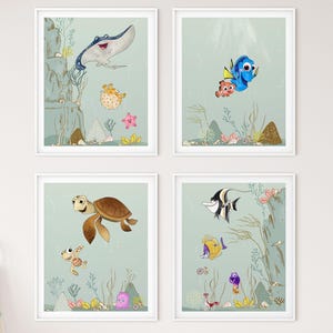 Può includere: Quattro stampe artistiche incorniciate raffiguranti scene sottomarine con creature marine dei cartoni animati. Le stampe includono immagini di una manta, un pesce pagliaccio, una tartaruga marina e altri pesci colorati.