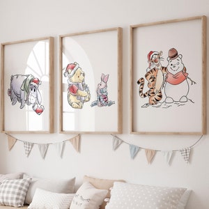 Conjunto de 3 arte de parede de Natal do Ursinho Pooh e seus amigos | Impressões de arte de estilo clássico do Pooh e seus amigos | Download digital | Decoração de berçário | L209