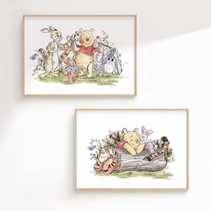 Könnte beinhalten: Zwei gerahmte Illustrationen mit Winnie Puuh und seinen Freunden. Das erste Bild zeigt Winnie Puuh, Ferkel, Tiger, Esel und Kaninchen, die zusammen auf einer Blumenwiese stehen. Das zweite Bild zeigt Winnie Puuh und Ferkel, die sich auf einem Baumstamm kuscheln.