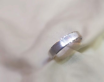 Fine Lines White Gold band
