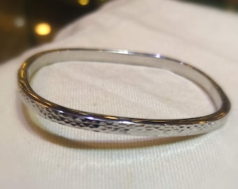 Rugged dent Motive White Gold Bangle