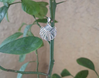 2D White Gold Fan Pendant